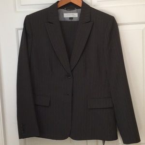 Tahari women’s gray pinstripe business pant suit